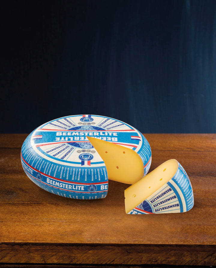 Cașcaval Beemster Lite redus în grăsimi, cremos și ușor nucos, disponibil la Istorii cu Cașcaval Moldova