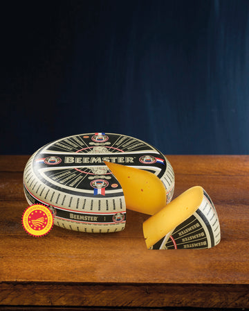 Cașcaval Beemster Classic extra maturat, emblematic pentru Olanda, disponibil la Istorii cu Cașcaval Moldova