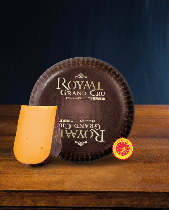 Cașcaval Beemster Royaal Grand Cru maturat, cu gust intens și cristale de maturare, disponibil la Istorii cu Cașcaval Moldova