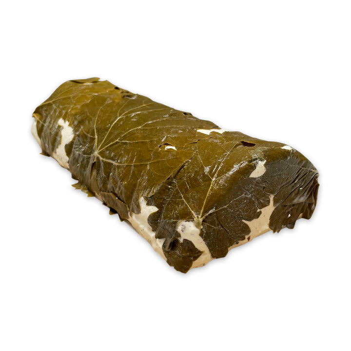 Cascaval moale în frunze de viță de vie cu măsline negre și usturoi